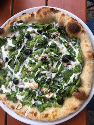Pizza mit frischem Blattspinat, Oliven und Pesto at Sotto in Berlin