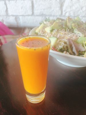 shot de cúrcuma piña y cayena at Tasty Beet in Chihuahua