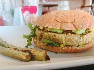 hamburguesa de garbanzo, exquisita!!! at Tasty Beet in Chihuahua