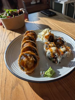 À gauche, sushis poutine, à droite, sushis aux trois champignons at Momo in Montreal