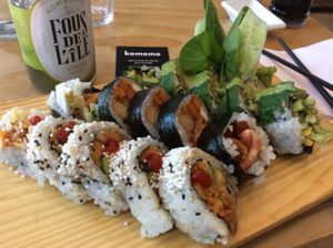 Plateau de 3 futomakis différents: gros coup de coeur pour celui au ”bacon”. at Momo in Montreal