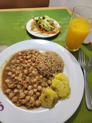 Hauptmenü mit Salat at Buen Vivir in Cucuta