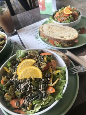 Großer Salat und hinten Karotten-„Lachs“-Sandwich mit kleinen Salat at Katzentempel - Leipzig Ost in Leipzig