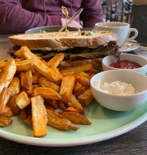 Sandwich mit Pommes und Salat 🥗 at Katzentempel - Leipzig Ost in Leipzig