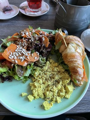 Croissant-Frühstück mit Karotten-Lachs   at Katzentempel - Leipzig Ost in Leipzig