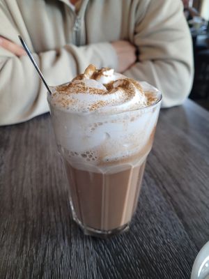 Hot chocolate with gingerbread spice and v-cream  at Katzentempel - Leipzig Ost in Leipzig