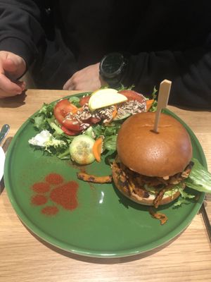 Happy Piggy Burger (14€)  at Katzentempel - Leipzig Ost in Leipzig