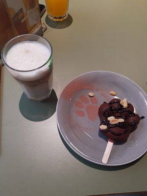 Cat Snickers at Katzentempel - Leipzig Ost in Leipzig