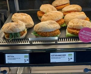 boule falafel & plant-based crunchy chicken sandwich at backWERK - Grimmaische in Leipzig