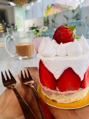Strawberry Frazier  at Loving Earth Cafe in Fort Kochi