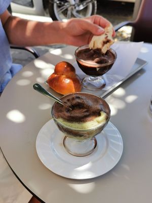 Granité chocolat et pistache avec brioche vegan at Voglia Matta in Siracusa