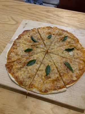 Pizza margarita at Rusticana Pizza in Tepoztlan