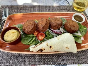 Falafel-Teller mit Hummus statt Joghurtsauce at Löwen in Bad Ragaz