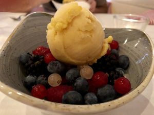 Mangosorbet auf Melonen und Beeren at Löwen in Bad Ragaz