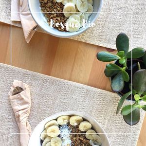 Tables full with light and the perfect smoothie bowls at Bosque Bio in Almada