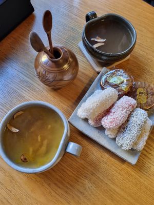 Traditional treat plate with citrus and ginger teas at Traditional Tea House Insadong (전통 찻집 인사동) in Seoul