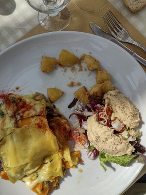 Lasagne vegan, patate sabbiose e hummus at Agriturismo Teresa delle Fragole in Vigano