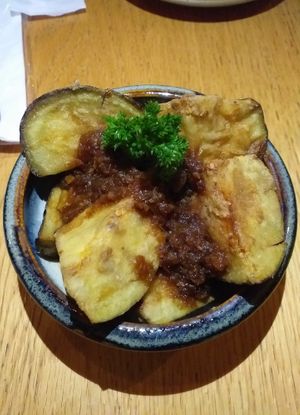 Nasu (beringela frita com molho de misso/shoyu, gengibre, alho). Vegan e perfeita! at Hirá Ramen Izakaya in Sao Paulo
