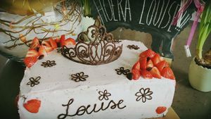 On demand: chocolate cake with strawberry-coconut frosting and a chocolate crown at Huis Timmermans in Tongeren