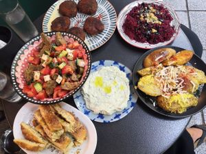Greek salad, tzaziki, kidneybeanballs, potatoes, red roots salad with nuts at Tarantula in Thessaloniki