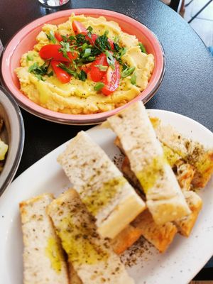 Fava beans with bread at Tarantula in Thessaloniki
