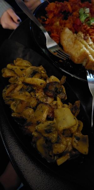 mushroom saute at Tarantula in Thessaloniki