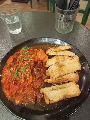 Seitan with peppers and tomatoes at Tarantula in Thessaloniki