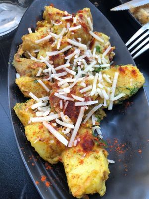 Lemony potatoes! at Tarantula in Thessaloniki