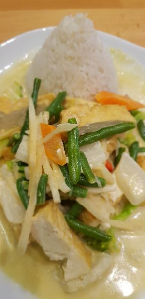 Curry with tofu and rice at Com Pho in Cologne