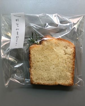 lemon cake at Le Bontemps in Seoul