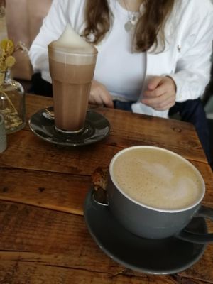 Raw hot chocolate and oat latte at Die 3 Schwestern in Muenster