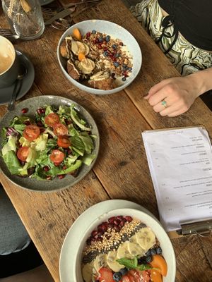 Strawberry Bliss Bowl, Classic Avocado Bread, French Toast  at Die 3 Schwestern in Muenster