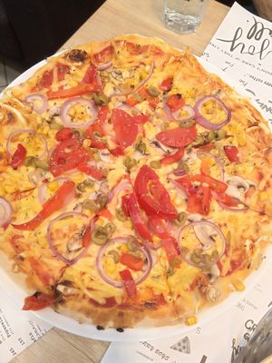 Vegan 'vegetariana' pizza at LA Fresh in Novi Sad