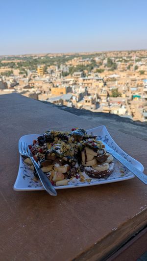 Vegan pancakes with fruit at Kuku in Jaisalmer