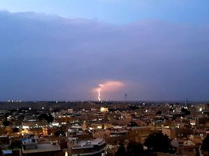 Vue sur la ville et un des rares orages ! at Kuku in Jaisalmer