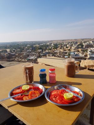 tomatosalat and vegan shakes at Kuku in Jaisalmer