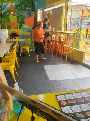 Food waiters are impolitely dressed.
talk loudly at Munchies Tha Phae Gate in Chiang Mai