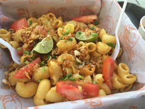 Mac & Cheese served with sriracha sauce on the side at Munchies Tha Phae Gate in Chiang Mai