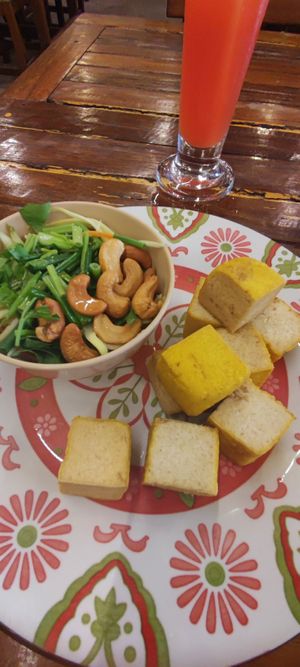 Tofu with mango salad and cashews at Mangrove in Krabi