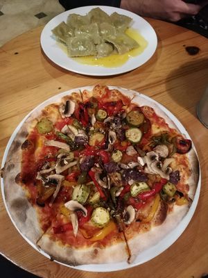 Vegan Pizza (vegetariana with no cheese) at Eish & Malh in Cairo