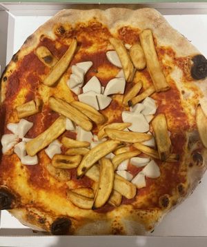 Pizza con patatine e mozzarella vegana  at Pizzeria Piola in Treviso