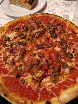 Tuna and onions at Pizzeria Piola in Treviso