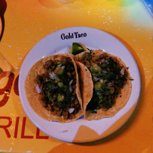 Suadero y bistec. Visualmente se ven iguales pero sí saben diferente jajaj at Gold Taco - Roma Norte in Mexico City