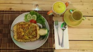 vegan pineapple fried rice with ginger tea at Taste from Heaven in Chiang Mai