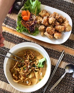 Khao Doi et chou-fleur frit at Taste from Heaven in Chiang Mai