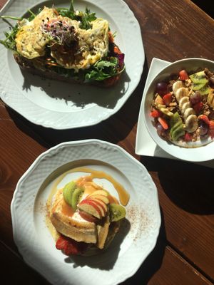 Vegetarian and vegan breakfast, vegan granola at Le caphe in Leipzig