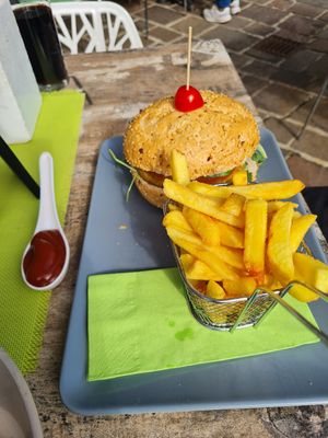 Vegan burger with chickpea patty at Cafe & Restaurant Kennidi in Salzburg