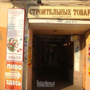 alleyway entrance at Troitskiy Most - Liniya in St Petersburg