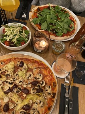 Kleiner Beilagensalat, „trust me i'm vegan“ - Pizza und vegane Capricciosa-Pizza  at Pizza Mono in Darmstadt