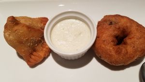 vada, vegan coconut sauce, samosa at Nakshatra in Yokohama